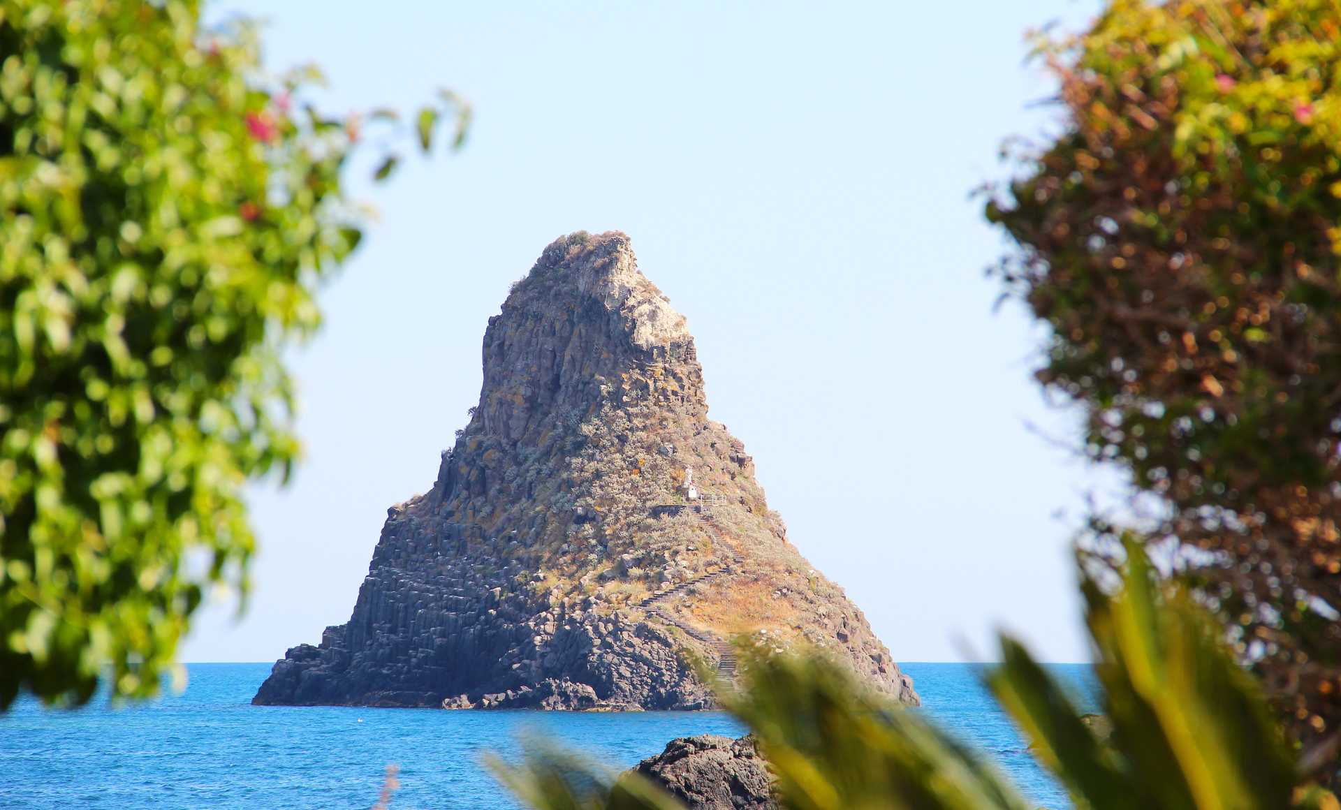 Guía de viaje a Sicilia, qué ver en Catania, guía de viaje a Catania, Sicilia en transporte público. Itinerario de Viaje a Sicilia, Itinerario de viaje Catania, cosas que hacer cerca de Catania. Aci Castello y Aci Trezza, visita de un día desde Catania