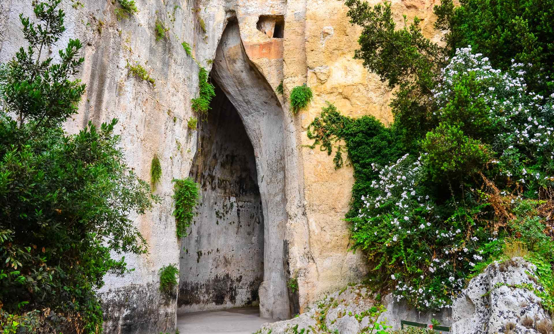 Siracusa, Sicilia en transporte público. Itinerario de Viaje a Sicilia, Itinerario de viaje Siracusa, cosas que hacer cerca de Siracusa y Ortigia. Parque arqueológico de Siracusa. Neapolis. Oreja de Dionisio